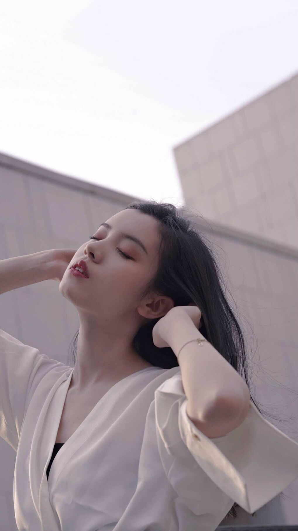 球迷自发组织为球队送行展现深厚情感，自发组织的足球赛