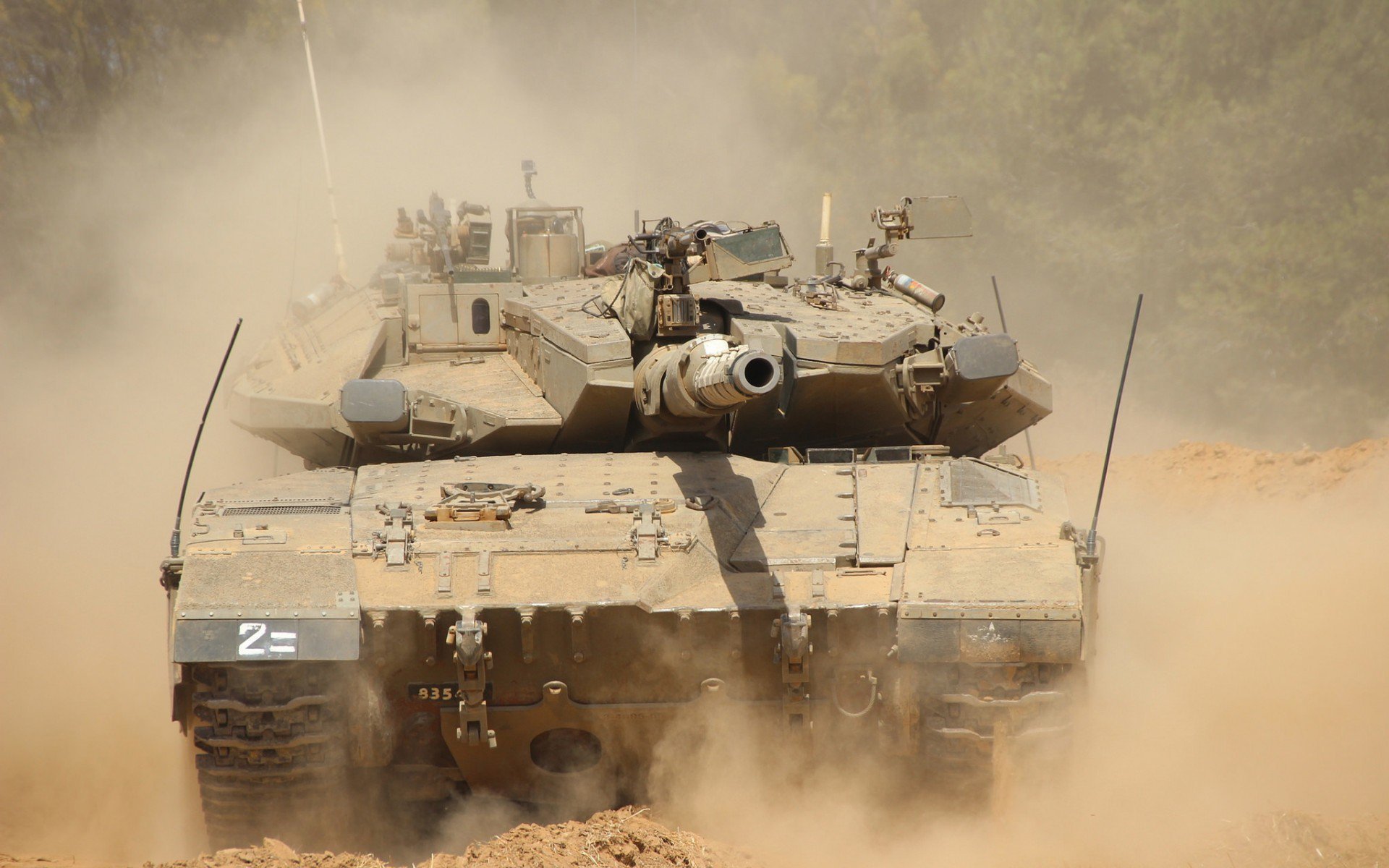 球队是否依据场地大小优化节奏控制策略，球队处于优势怎样安排战术